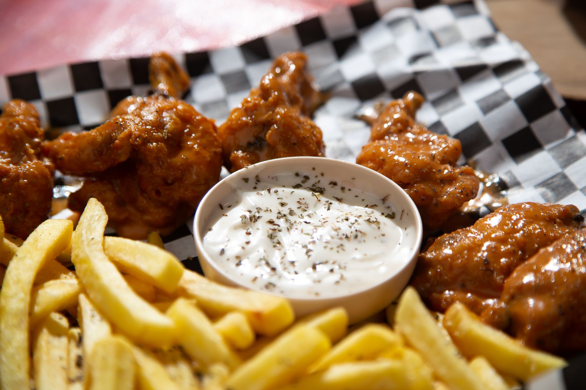Fried chicken, chips and dipping sauce